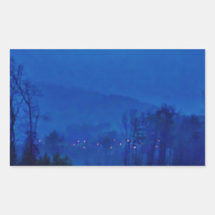 Lichter in einem blauen Berg-Nebel Rechteckiger Aufkleber