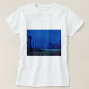 Lichter in einem blauen Berg-Nebel T-Shirt