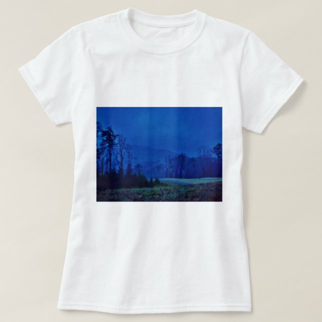 Lichter in einem blauen Berg-Nebel T-Shirt (Design vorne)