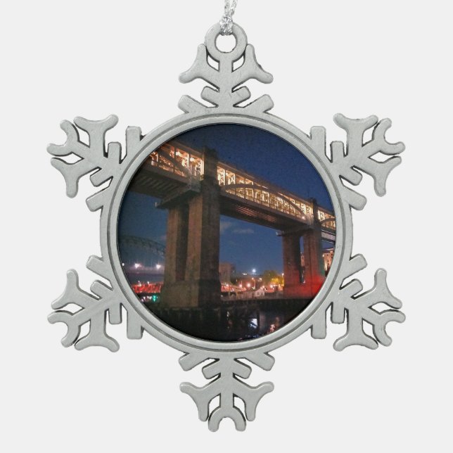 Lichter unter der Brücke Schneeflocken Zinn-Ornament (Vorderseite)