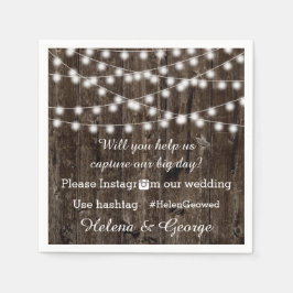 Lichterfolge auf Holz & Hashtag Hochzeit Serviette