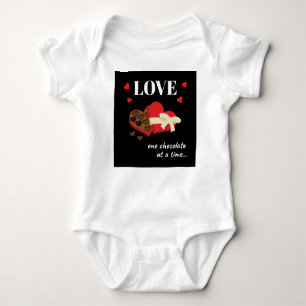 Liebe 1 Schokolade zu einem zeitgenössischen Zitat Baby Strampler