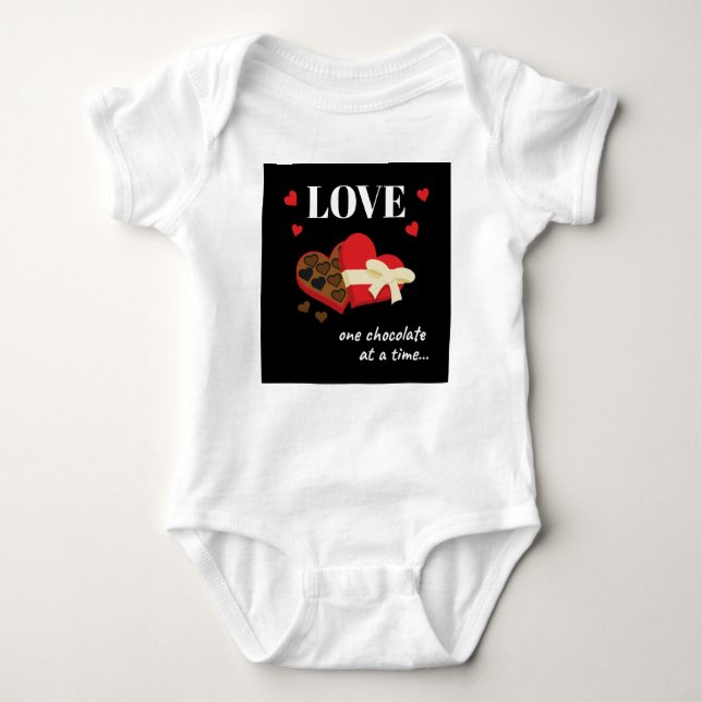 Liebe 1 Schokolade zu einem zeitgenössischen Zitat Baby Strampler (Vorderseite)