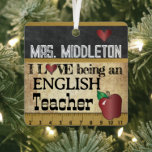 Liebe als Englischlehrerin | VINTAG Ornament Aus Metall<br><div class="desc">🥇 ORIGINAL COPYRIGHT ART DESIGN VON Donna Siegrist NUR AUF ZAZZLE VERFÜGBAR! Englischer Lehrer Weihnachtsschmuck bereit für Sie zu personalisieren. ✔ HINWEIS: ÄNDERN SIE NUR DIE VORLAGEBEREICHE, DIE SIE BENÖTIGEN! 😀 Wenn nötig, können Sie einen Teil des Textes entfernen und neu hinzufügen, was immer Sie möchten und welchen Schriftart Sie...</div>