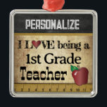 Liebe als Lehrer der 1. Klasse | VINTAG Silbernes Ornament<br><div class="desc">Die erste Grade School Lehrer Weihnachtsschmuck bereit für Sie zu personalisieren. ⭐ Dieses Produkt ist zu 100% benutzerdefinierbar. Grafik und / oder Text kann hinzugefügt, gelöscht, verschoben, verändert, verändert werden, rotiert, etc... 99% meiner Designs in meinem Geschäft sind in Schichten gemacht. Damit können Sie die Größe und den Text der...</div>