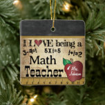 Liebe als Mathematiklehrer (bearbeitbar) Keramikornament<br><div class="desc">🥇 ORIGINAL COPYRIGHT ART DESIGN VON Donna Siegrist NUR AUF ZAZZLE VERFÜGBAR! Vintage Mathe Teacher Weihnachtsschmuck bereit für Sie zu personalisieren. Drucken auf beiden Seiten. Ändern Sie den Text in das, was jeder benötigt, um es zu sein. ✔ Hinweis: Dieses Design ist ein DRUCKER auf EINER Seite, nur die Rückseite...</div>