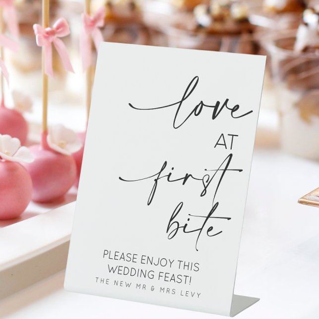 Liebe am ersten Beistelltisch Sockelschild (Love at first bite wedding food sign)