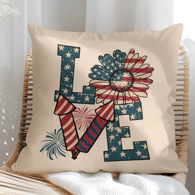 "LIEBE" - Amerikanische Flag-Unabhängigkeit-Tag-Ki Kissen ("LOVE" American Flag Independence Day Throw Pillow in a sunny rattan armchair.)