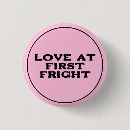 Liebe an erster Stelle bei Fright Pastel Goth Button