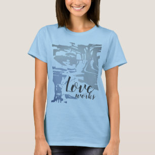 "Liebe arbeitet" Gray Blue Batik like Island Patte T-Shirt