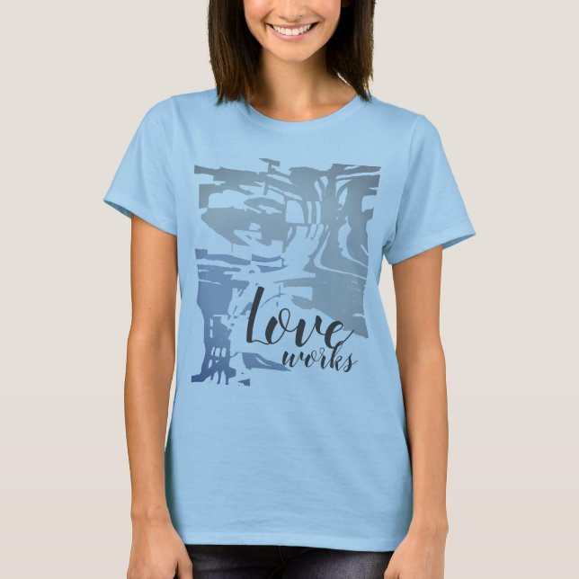 "Liebe arbeitet" Gray Blue Batik like Island Patte T-Shirt (Vorderseite)