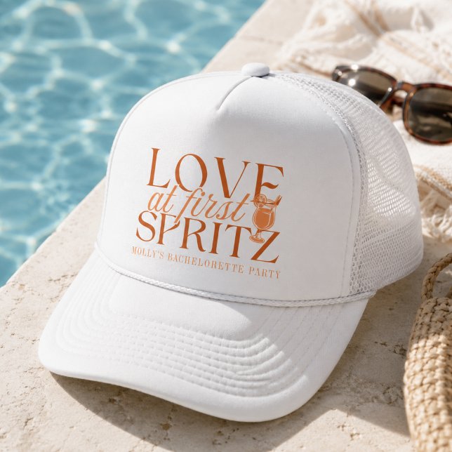 Liebe auf den ersten Spritzer Junggesellinnenabsch Truckerkappe (Love at First Spritz Bachelorette Trucker Hat)