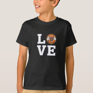 Liebe Basketball Design mit Coolem Emoji und T-Shirt