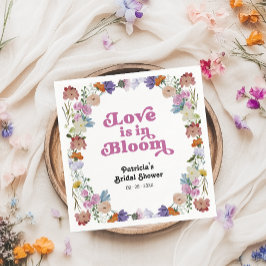 Liebe befindet sich in der Wildblume des Brautpart Serviette