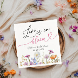 Liebe befindet sich in der Wildblume des Brautpart Serviette