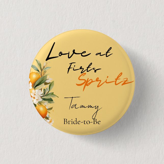 Liebe bei der ersten Spritz Bride zu Brautparty Button (Vorderseite)
