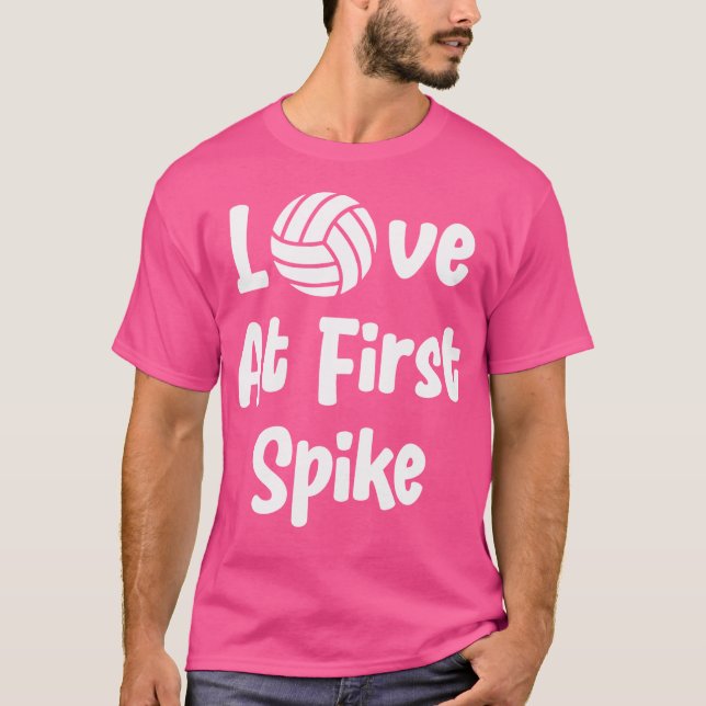 Liebe beim ersten Spike Funny Volleyball T-Shirt (Vorderseite)
