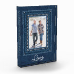 LIEBE Blue Jean Frame Fotoblock<br><div class="desc">Ein kristallklares,  blau-weiß gestopftes Imitat auf einem tiefen Denim-Hintergrund mit jeder Formulierung in schicken Schriften hebt Ihr Lieblingsbild hervor. Ändern Sie auch den Wortlaut,  die Schriftart und die Farbe des Schriftartes! Gut als Geschenk oder um Ihr Lieblings-Foto in Ihrer eigenen Zuhause zu zeigen. **HORIZONTAL Vorlage in unserem Shop verfügbar.</div>