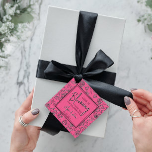 Liebe blüht in rosa und schwarz blumengeschmücktem geschenkanhänger