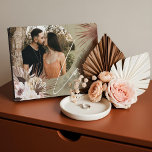 Liebe Boho Wasserfarbe Blumenkohl Foto Fotoplatte<br><div class="desc">Ein wunderschönes Foto-Sake-Geschenk für die Neuvermählten. Wunderschön gestaltetes, modernes bohemianisches Foto mit tropischen Blumen und bohischen botanischen Blume und tropischer Vegetation. Moderne geometrische Formen in Verbindung mit einer schönen, modernen Boho-Farbpalette schaffen dieses elegante Hochzeitsfest-Foto. "Liebe" Skript-Foto überabspielen, anpassen Sie mit dem Hochzeitstag und das Foto des Paares in einem modernen...</div>