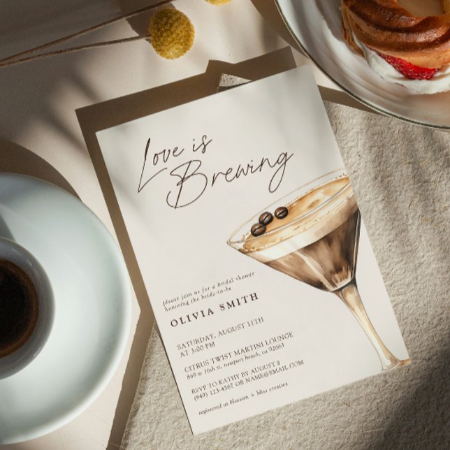 Liebe Braut Espresso Martini Brautparty Einladung (Easily personalize this modern bridal shower invite for the espresso martini loving bride-to-be!)