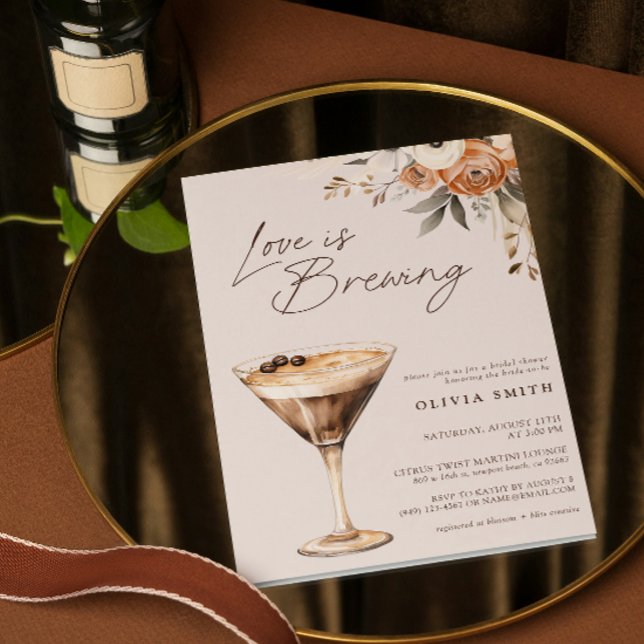 Liebe Braut Espresso Martini Brautparty Einladung (Easily personalize this warm espresso martini bridal shower invitation for  a special celebration)
