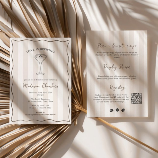 Liebe braut Espresso Martini Brautparty Einladung (Love Is Brewing Espresso Martini Social club bridal shower double-sided invitation with QR code)