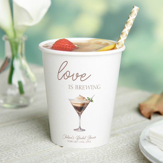 Liebe Braut Espresso Martini Brautparty Pappbecher (Love is Brewing Espresso Martini Bridal Shower Coffee Cup with Lid, Bridal Brunch, Coffee Bar, Chic)
