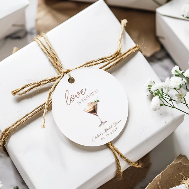 Liebe Braut Espresso Martini Brautparty Runder Aufkleber (Love is Brewing Espresso Martini Bridal Shower Round Sticker, Label, Tag, Favor, Brunch, Trendy)