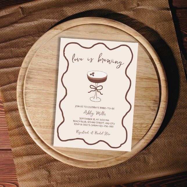 Liebe Braut Hand gezeichnet Espresso Martini Einladung (Love Is Brewing Hand Drawn Espresso Martini Invitation)