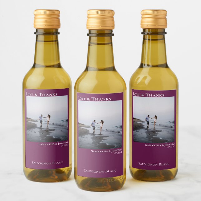 Liebe & Dank Magenta oder Berry Wedding Foto Mini Weinetikett (Flaschen)