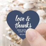 Liebe & Dank Navy Blue & White Simple Script Herz-Aufkleber<br><div class="desc">Fügen Sie eine personalisierte Touch zu Gastgeschenken, Dekorationen, und danke Ihnen Notizen mit benutzerdefinierten "Liebe und Dank" herzförmigen Aufklebern. Alle Formulierungen auf dieser Vorlage sind einfach für Umschlag Aufkleber oder Geschenketiketten anzupassen. Das marineblau-weiße Design besticht durch moderne Skriptkalligraphie und stilvolle Typografie-Eventbezeichnung und Datum. Diese eleganten Labels fügen einer besonderen, individuellen...</div>