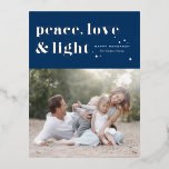 Liebe des Friedens und Foto der leichten Navy Folien Feiertagspostkarte<br><div class="desc">Frieden, Liebe und Licht. | Senden Sie Ihre Hanukkah Grüße an Familie und Freunde mit dieser anpassbaren Hanukkah Postkarte. Es zeichnet sich durch Retro-fett Typografie aus. Personalisieren Sie dieses Foto Hanukkah Postcard durch Hinzufügen Ihrer Daten. Diese silberne Hanukkah Postkarte ist in anderen Farben und Karton erhältlich. Matching-Elemente sind ebenfalls verfügbar....</div>
