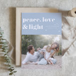 Liebe des Friedens und Foto des hellblauen Hanukka<br><div class="desc">Frieden,  Liebe und Licht. | Senden Sie Ihre Hanukkah Grüße an Familie und Freunde mit dieser anpassbaren Hanukkah-Karte. Es zeichnet sich durch Retro-fett Typografie aus. Personalisieren Sie dieses Foto Hanukkah-Karte durch Hinzufügen Ihrer Daten. Diese benutzerdefinierte Hanukkah-Karte ist in anderen Farben und Cardstock erhältlich. Matching-Elemente sind ebenfalls verfügbar.</div>