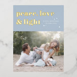 Liebe des Friedens und Foto des hellblauen Hanukka Folien Feiertagspostkarte<br><div class="desc">Frieden, Liebe und Licht. | Senden Sie Ihre Hanukkah Grüße an Familie und Freunde mit dieser anpassbaren Hanukkah Postkarte. Es zeichnet sich durch Retro-fett Typografie aus. Personalisieren Sie dieses Foto Hanukkah Postcard durch Hinzufügen Ihrer Daten. Diese Goldfolie Hanukkah Postcard ist auch in anderen Farben und Kartenmaterial erhältlich. Matching-Elemente sind ebenfalls...</div>