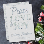 Liebe des Friedens und Freude dekorative Typografi Feiertagskarte<br><div class="desc">Personalisierte Weihnachtskarte mit dekorativen Schriftzeichen in sanften Blau- und Grüntönen. Die Aufnahme lautet "Pease Liebe & Joy .. Frohe Weihnachten" und Sie können den restlichen Text personalisieren. Subtile und elegante Aquarellgestaltung mit dekorativen Buchstaben.</div>