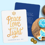 Liebe des Friedens und leichte Hanukka-Karte Feiertagskarte<br><div class="desc">Feiern Sie die Freude der Hanukka mit dieser stilvollen "Peace, Liebe and Light"-Urlaubskarte, mit elegantem Goldskript und einem Star of David-Akzent. Eine herzliche Botschaft auf der Rückseite verleiht Wärme und Sinn und ist somit perfekt für das Segen an Freunde und Familie. Personalisieren Sie mit Ihrem Familiennamen und Jahr für eine...</div>