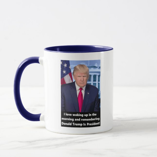 Liebe Donald Trump I, die am Morgen aufwacht Tasse (Links)