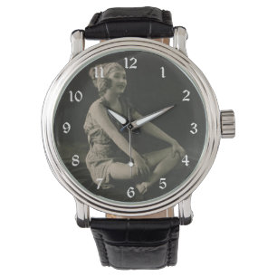 Liebe ein armes Mädchen, das mit gekreuzten Beinen Armbanduhr
