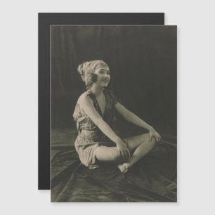 Liebe ein armes Mädchen, das mit gekreuzten Beinen Magnetkarte