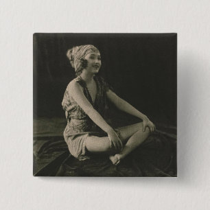 Liebe ein armes Mädchen, das mit übereinandergesch Button