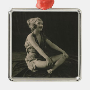 Liebe ein armes Mädchen mit überschlagenen Beinen Ornament Aus Metall