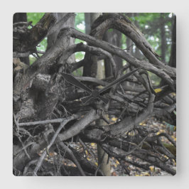 Liebe eines gefallenen Baumes Quadratische Wanduhr