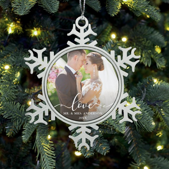 Liebe Elegant Script Wedding Foto Mr. and Mrs. Schneeflocken Zinn-Ornament (Customize with Names and Year.)
