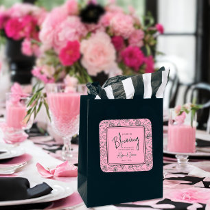 Liebe erblüht in rosa und schwarzer floraler Braut Quadratischer Aufkleber