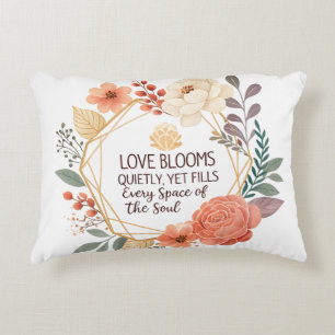 Liebe erblüht still - Florales Zitat Aquarell Dekokissen