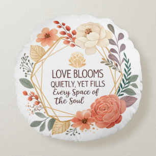 Liebe erblüht still - Florales Zitat Aquarell Rundes Kissen