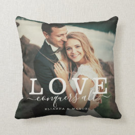 Liebe erobert alle modernen Brush Script Couple Fo Kissen
