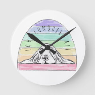 Liebe erobert den ganzen Hund Regenbogenbasenhalm Runde Wanduhr
