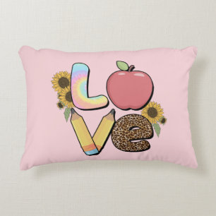 Liebe - Farbiges Lehrerdesign mit Apple & Stift Dekokissen